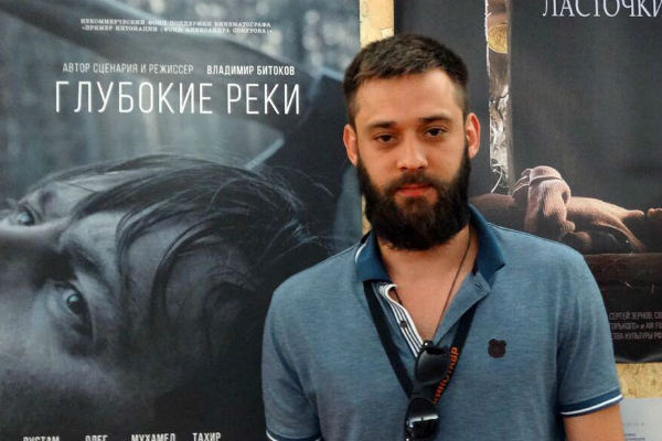 У мужчины есть две дочери У мужчины есть две дочери