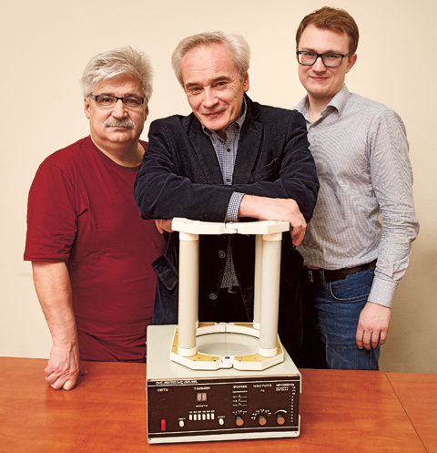Слева направо: Геннадий Семикин, Сергей Щукин и Артем Малахов с самым первым «Каскадом», который и сейчас отлично работает.