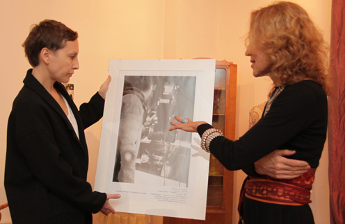 Ирина Миронова передала директору галереи Наталье Рюриковой эксклюзивный кадр со съемок клипа