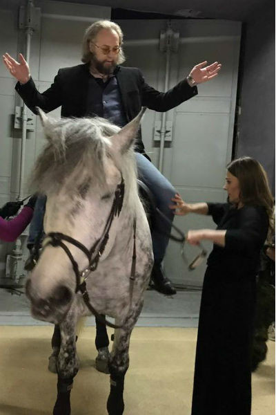 Мария Голубкина учит Бориса Ливанова кататься на лошади