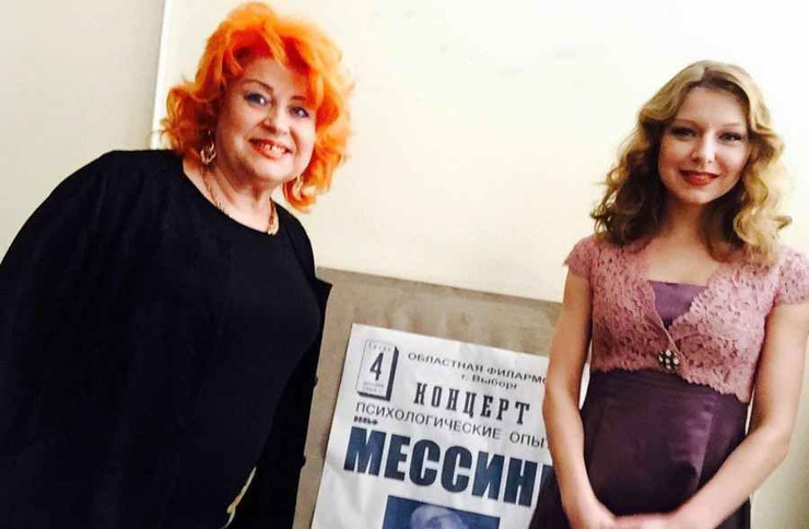 Мигунова на фоне старой афиши