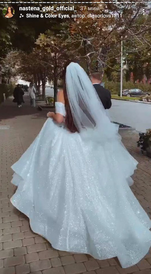 У свадебного платья Насти пышная блестящая юбка