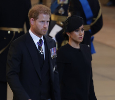 Траур пусть соблюдают в Лондоне. Меган Маркл и принц Гарри отплясывают на концерте в США