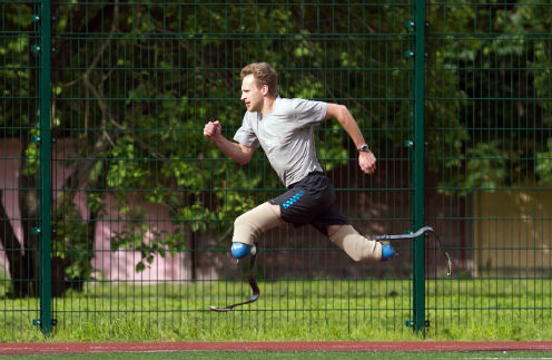 Александров тренируется на уникальных протезах – почти таких же, как у бегуна Оскара Писториуса, шестикратного чемпиона летних Паралимпийских игр. Питерский спортсмен занимается на ближайшем к дому стадионе ежедневно по 2,5 часа. Лето 2012 года