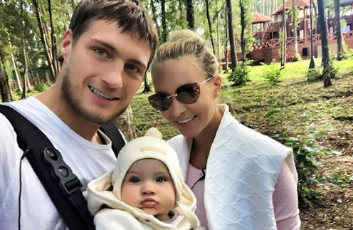 Александр Задойнов и Элина Камирен с дочкой Александрой