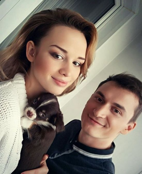 Диана Шурыгина и Андрей Шлягин с домашним питомцем