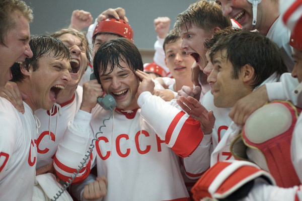 Кадр из фильма "Легенда №17" Кадр из фильма "Легенда №17"