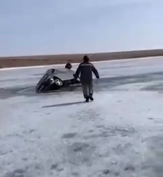 Общество: Смертельный дрифт: в Иркутске водитель иномарки погиб, решив полихачить на тонком льду – видео – фото №1