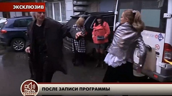 Полина напала на брата артиста, препятствующего ее общению с Крисом Полина напала на брата артиста, препятствующего ее общению с Крисом