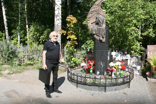 Юрий Белишкин на могиле Виктора Цоя в Петербурге 