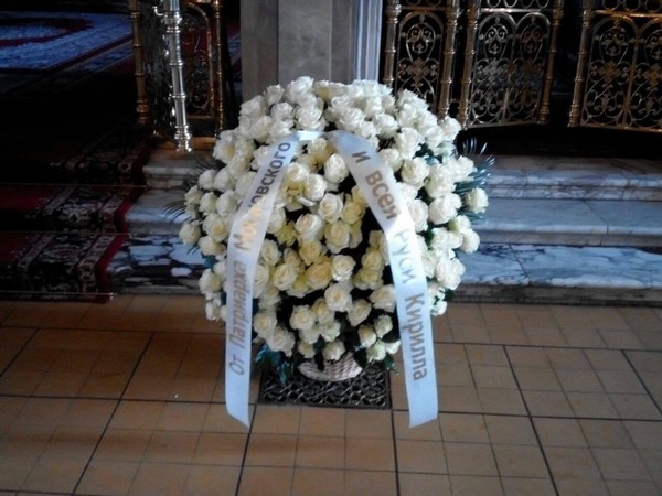 Белые розы от патриарха Кирилла