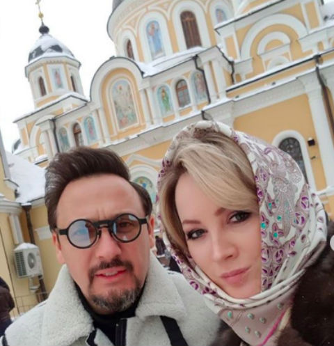Стас и Инна Михайловы у Покровского храма в Прощеное воскресенье