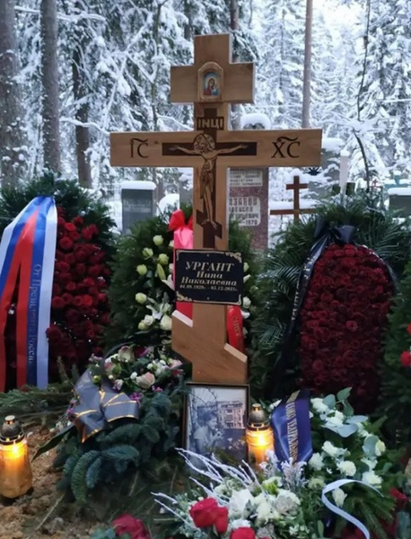 Нина Ургант похоронена на Комаровском кладбище