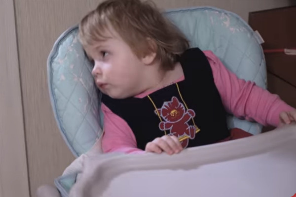 Маленькая Полина страдает от недуга Маленькая Полина страдает от недуга