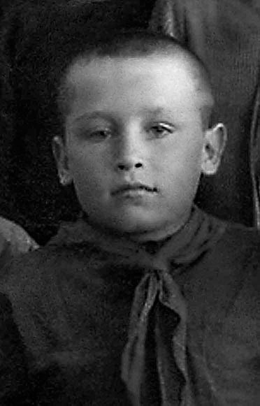 Виктор Степанович родился в Черном Отроге Оренбургской области