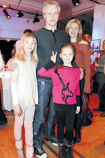 Сергей Юшкевич вместе с супругой и дочерьми