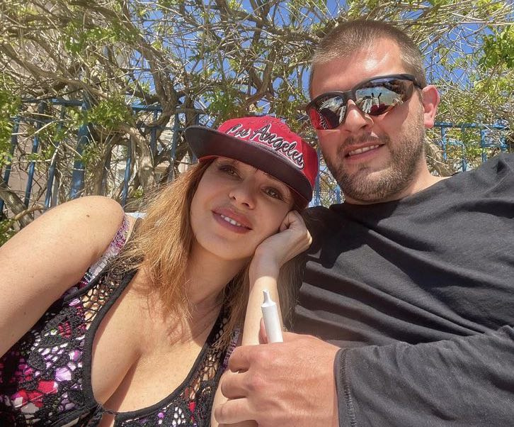 Наталья выглядит счастливой в объятиях любимого Наталья выглядит счастливой в объятиях любимого