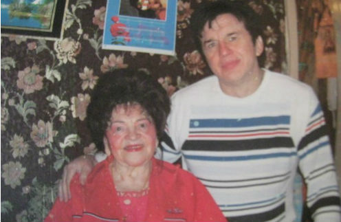 Александра Георгиевна Барыкина с сыном за несколько дней до его гибели. Март 2011.