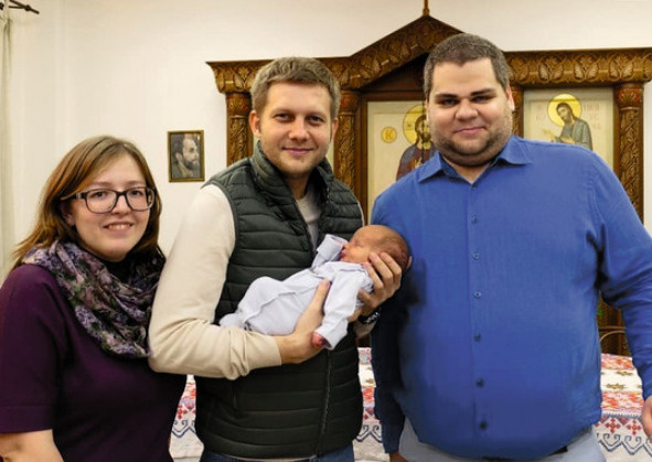 Пока у Бориса нет детей, но он стал крестным отцом для шестерых малышей. На фото — с одним из них и его родителями — лучшими друзьями Пока у Бориса нет детей, но он стал крестным отцом для шестерых малышей. На фото — с одним из них и его родителями — лучшими друзьями