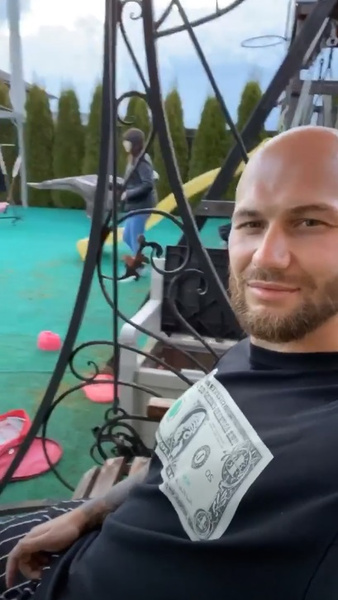 Джиган приехал к теще вместе с супругой