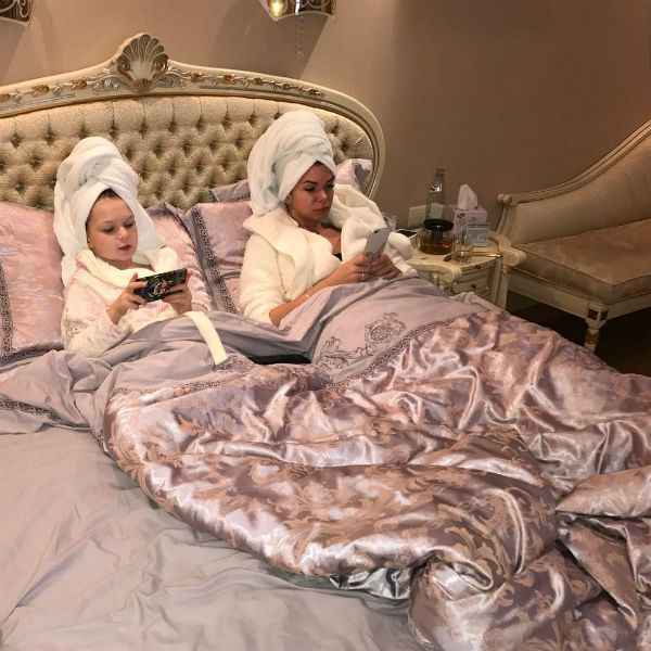 Катя Жужа с дочкой предпочитают вместе проводить время перед сном