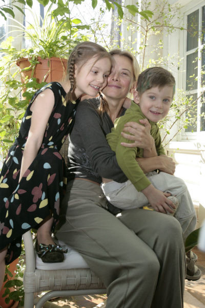 Юлия Высоцкая с сыном и дочерью несколько лет назад