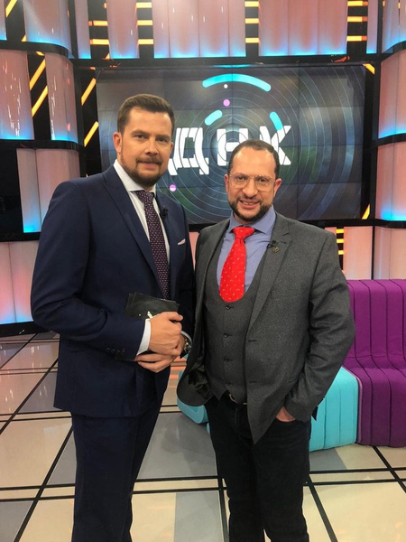 С адвокатом Александром Бенхиным