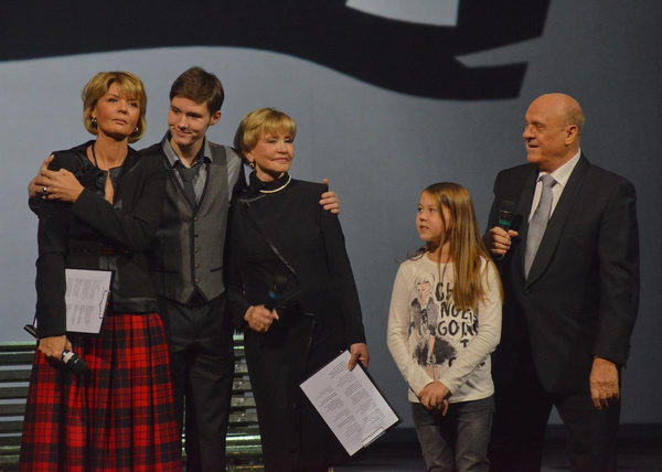 Юлия Меньшова с детьми и родителями
