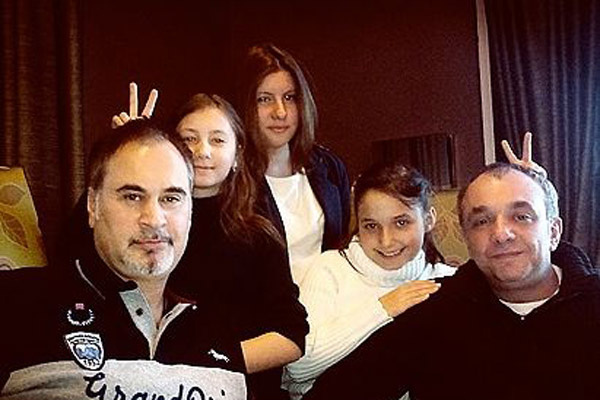 С дочками Соней и Ариной Валерий созванивается каждый день