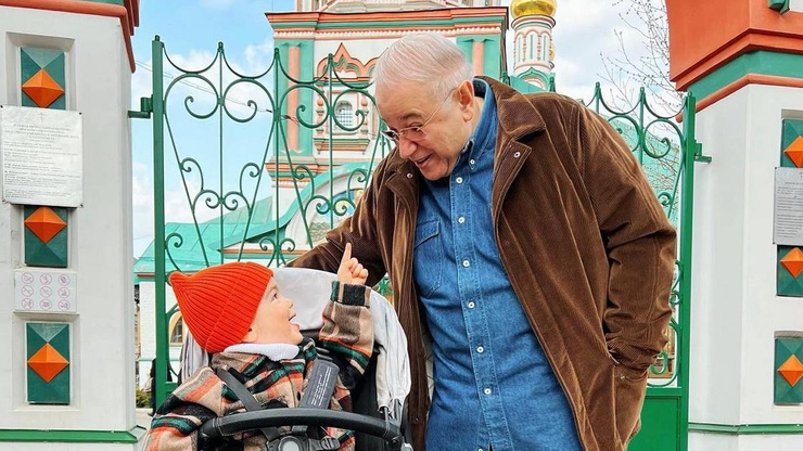 76-летний Петросян рад отцовским хлопотам