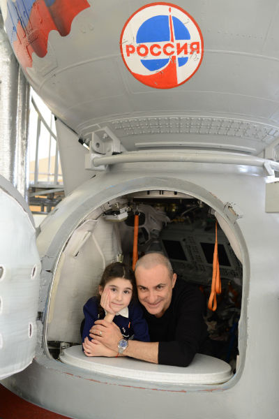 Михаил с дочкой Беатой в космическом корабле