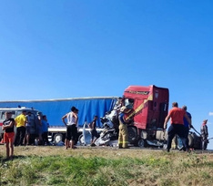 Фуры смяли микроавтобус, погибло 16 человек. Кадры страшной аварии в Ульяновской области