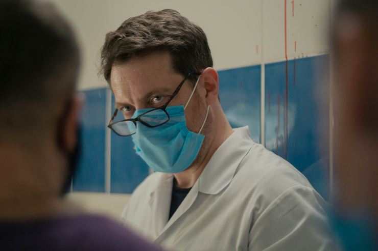 На съемках сериала Сафонова проконсультировал профессиональный врач.