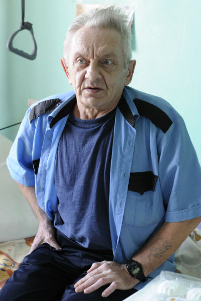 Василий ухаживает за геранью, оставленной ему его подругой Наташей