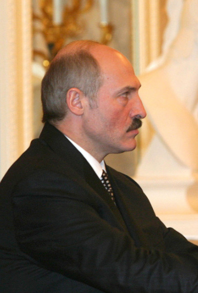 Лукашенко одарил любимую певицу гостинцами Лукашенко одарил любимую певицу гостинцами
