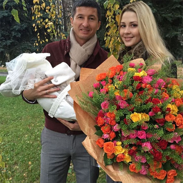 Евгений Алдонин с женой Ольгой и новорожденным сыном