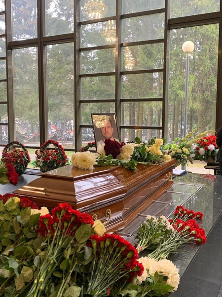 Гроб с телом Александра Колтового закрытый