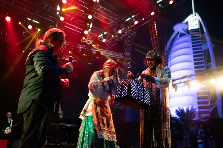 Вместе с мадам BABA YAGA Морозов вручил Киркорову подарок Вместе с мадам BABA YAGA Морозов вручил Киркорову подарок