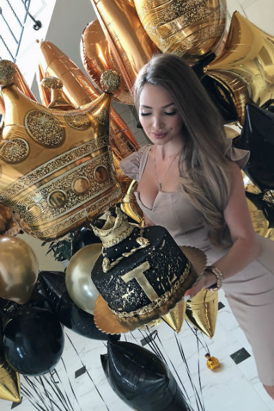 Поклонники подозревают, что именно в честь загадочного возлюбленного Евгения устроила вечеринку пару месяцев назад Поклонники подозревают, что именно в честь загадочного возлюбленного Евгения устроила вечеринку пару месяцев назад
