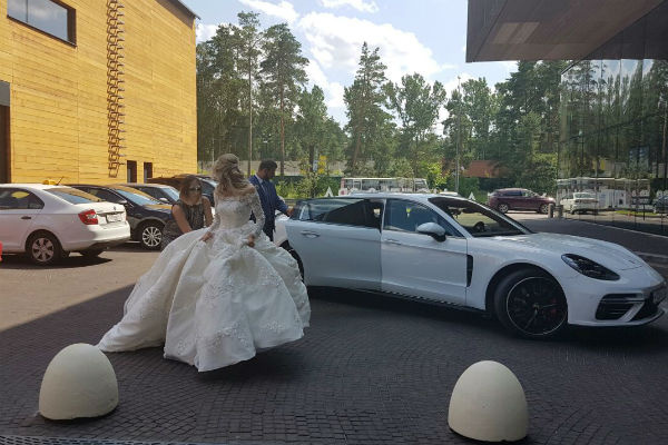 На территорию живописного санатория «Барвиха» Никита и Алена заехали на роскошном автомобиле Porsche Panamera.
