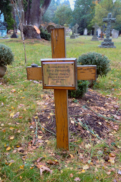 Могила предпринимателя на кладбище «Бруквуд» выглядит скромной и неухоженной