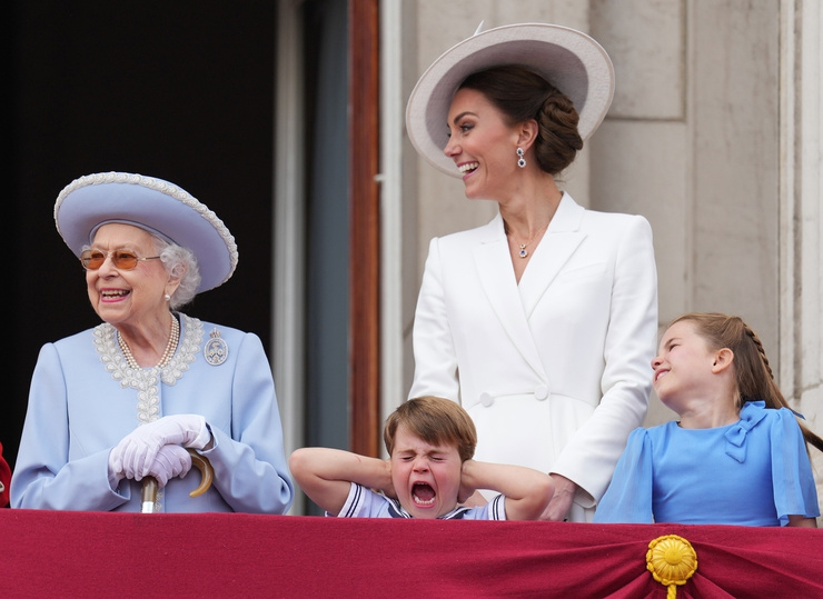 Яркие кадры, сделанные в июне, наверняка, согревают сердца семьи монархини