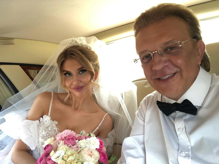 Пара появится перед гостями очень эффектно — на вертолете Пара появится перед гостями очень эффектно — на вертолете