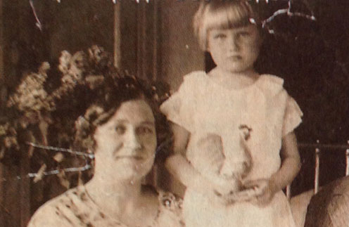 Бабушка Зина с дочкой Таней, мамой Анны Семенович. Середина 50-х годов Бабушка Зина с дочкой Таней, мамой Анны Семенович. Середина 50-х годов
