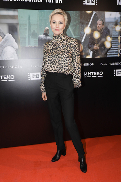 Глафира Тарханова в целомудренном наряде, а Повереннова в «леопарде»: звезды на светской премьере фильма «Московская горка»