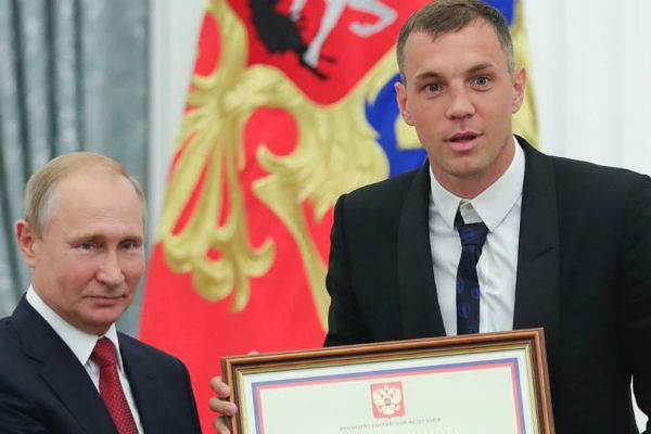 Артем Дзюба даже предложил Владимиру Путину заняться футболом Артем Дзюба даже предложил Владимиру Путину заняться футболом
