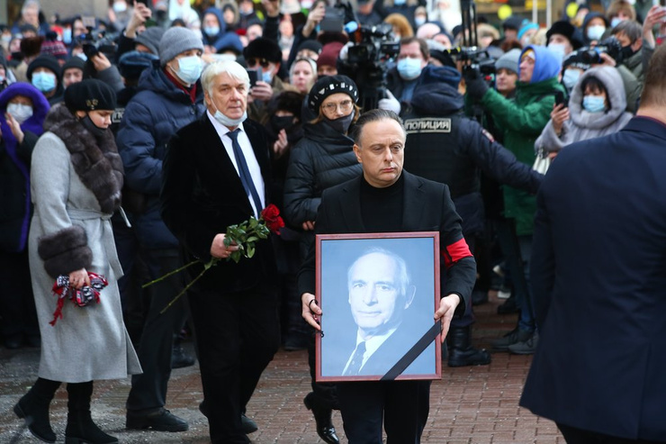 Новости: В Москве простились с Василием Лановым: трансляция – фото №8 Новости: В Москве простились с Василием Лановым: трансляция – фото №8