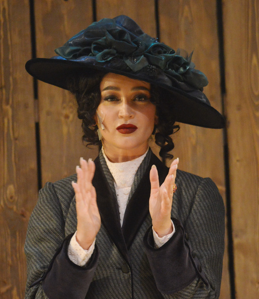 В спектакле «Чудесный грузин» Бузова сыграла роль соблазнительницы Бэллы Шанталь