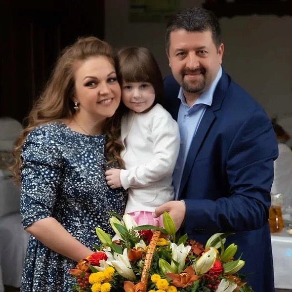 Марина Девятова с семьей 