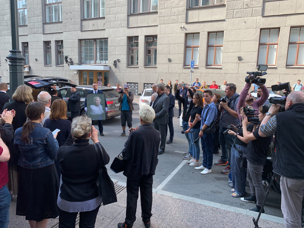 Поклонники не верят в то, что любимой актрисы больше нет Поклонники не верят в то, что любимой актрисы больше нет
